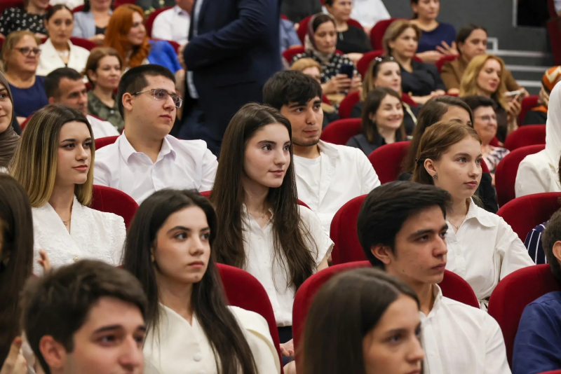 Талантливым выпускникам дагестанских школ вручили денежные сертификаты